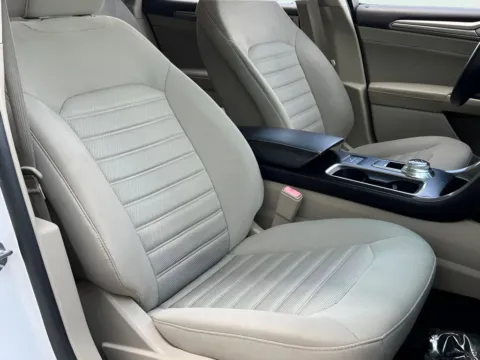 More photos of 2018 Ford Fusion Hybrid SE at Noblesville Imports, IN