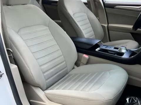 More photos of 2018 Ford Fusion Hybrid SE at Noblesville Imports, IN