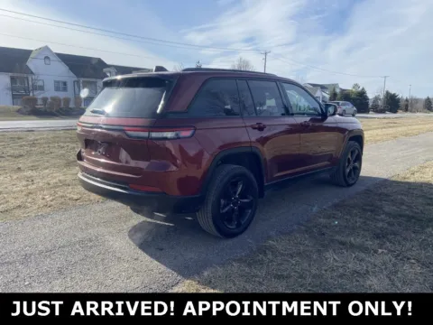More photos of 2022 Jeep Grand Cherokee Altitude at Noblesville Imports, IN