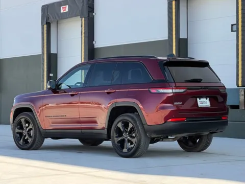 More photos of 2022 Jeep Grand Cherokee Altitude at Noblesville Imports, IN