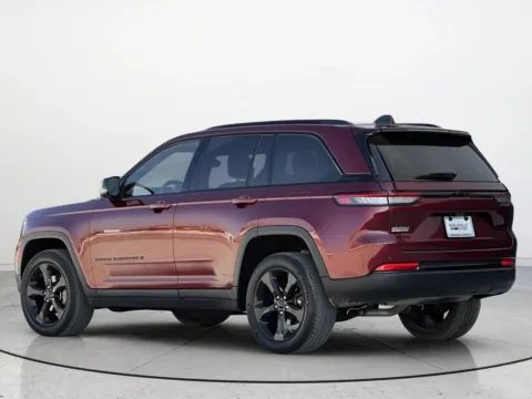 More photos of 2022 Jeep Grand Cherokee Altitude at Noblesville Imports, IN