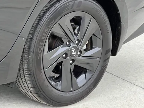 More photos of 2023 Hyundai Elantra SEL at Noblesville Imports, IN