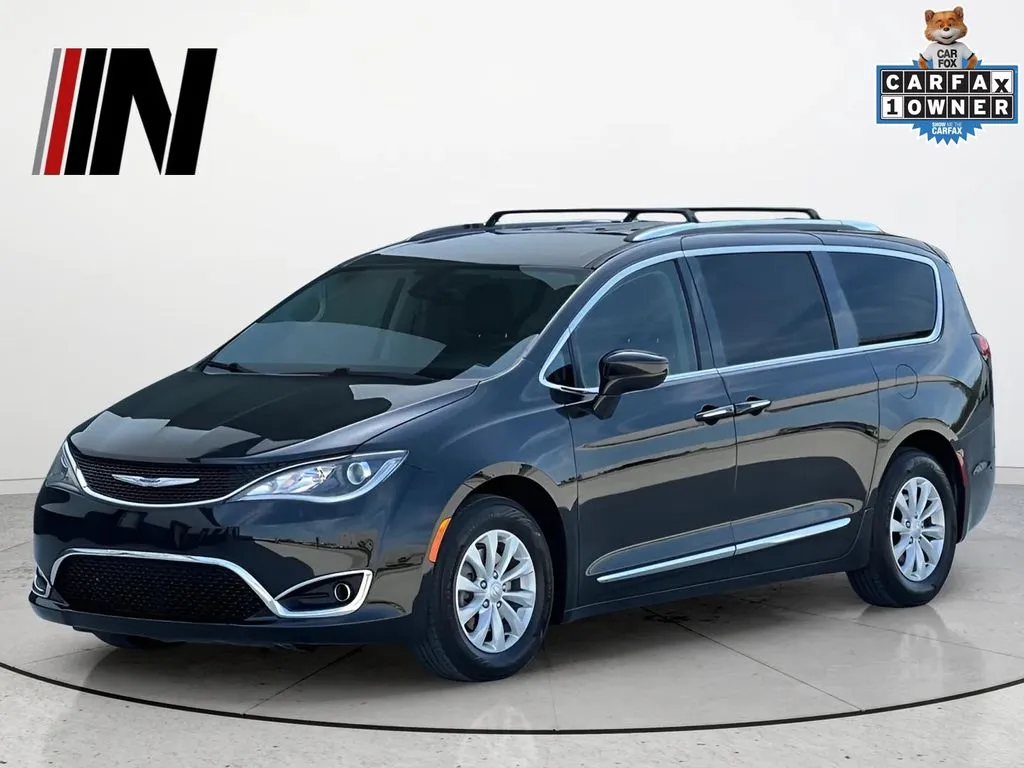 2019 Chrysler Pacifica Touring L's photo