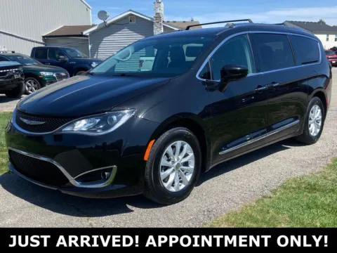 Black 2019 Chrysler Pacifica Touring L for sale in Noblesville, IN