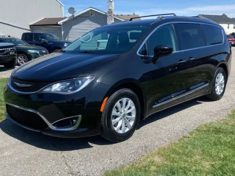 Black 2019 Chrysler Pacifica Touring L for sale in Noblesville, IN