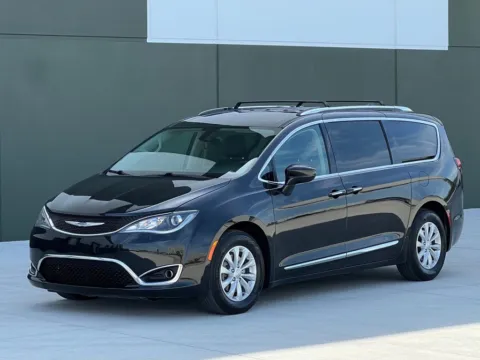 Black 2019 Chrysler Pacifica Touring L for sale in Noblesville, IN
