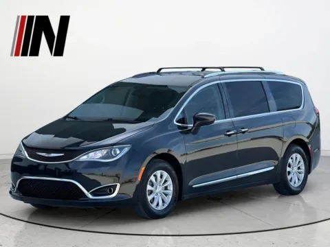 Black 2019 Chrysler Pacifica Touring L for sale in Noblesville, IN