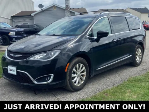Black 2019 Chrysler Pacifica Touring L for sale in Noblesville, IN
