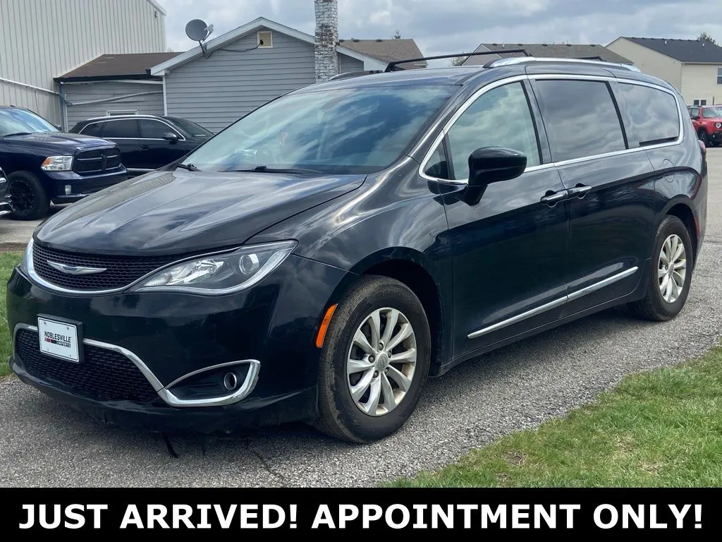 Black 2019 Chrysler Pacifica Touring L for sale in Noblesville, IN