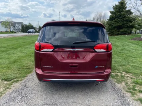 More photos of 2018 Chrysler Pacifica Hybrid Limited at Noblesville Imports, IN
