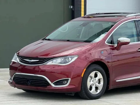 More photos of 2018 Chrysler Pacifica Hybrid Limited at Noblesville Imports, IN