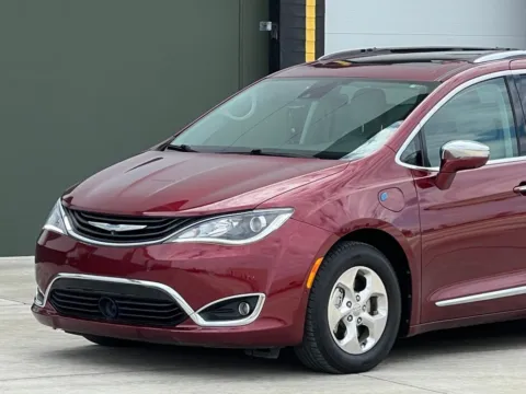 More photos of 2018 Chrysler Pacifica Hybrid Limited at Noblesville Imports, IN