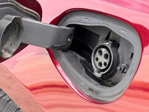 More photos of 2018 Chrysler Pacifica Hybrid Limited at Noblesville Imports, IN