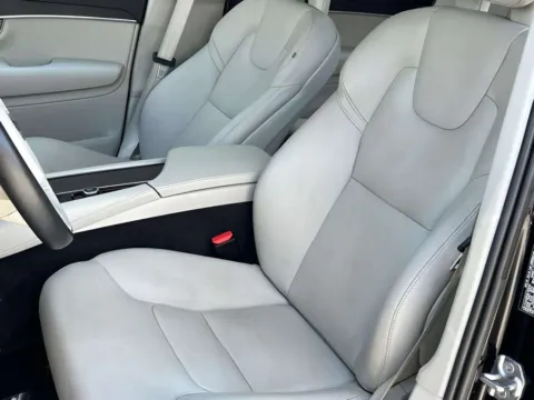 More photos of 2020 Volvo XC90 T6 Momentum at Noblesville Imports, IN