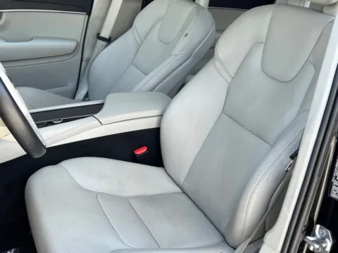 More photos of 2020 Volvo XC90 T6 Momentum at Noblesville Imports, IN