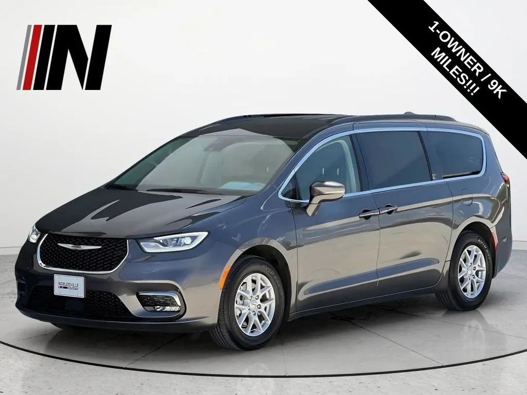 2022 Chrysler Pacifica Touring L's photo