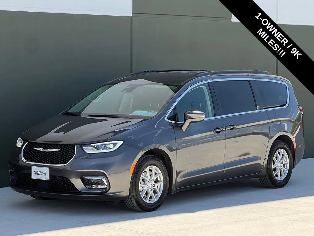2022 Chrysler Pacifica Touring L's photo