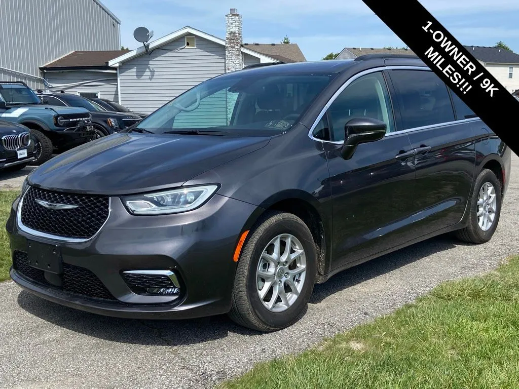 2022 Chrysler Pacifica Touring L's photo