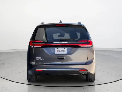 More photos of 2022 Chrysler Pacifica Touring L at Noblesville Imports, IN