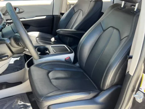 More photos of 2022 Chrysler Pacifica Touring L at Noblesville Imports, IN