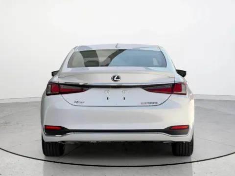 More photos of 2021 Lexus ES 300h Luxury at Noblesville Imports, IN
