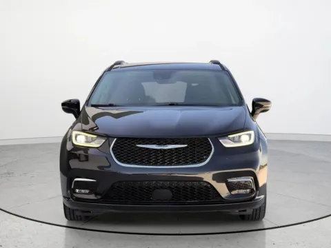 More photos of 2022 Chrysler Pacifica Touring L at Noblesville Imports, IN