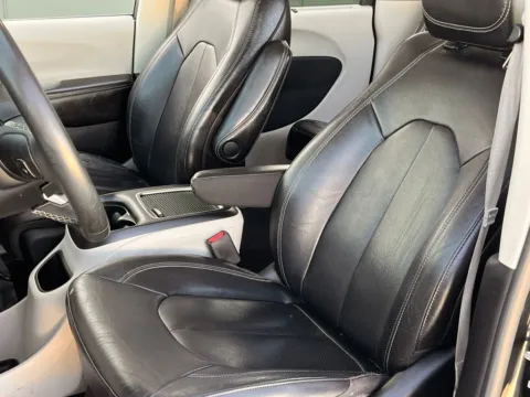 More photos of 2022 Chrysler Pacifica Touring L at Noblesville Imports, IN