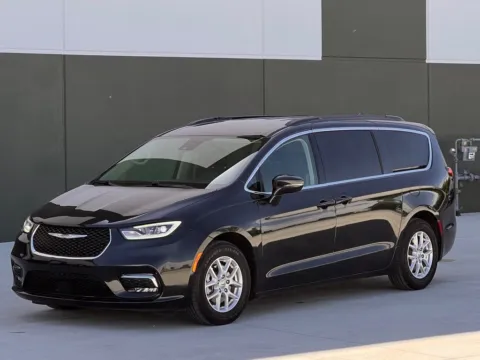 Black 2022 Chrysler Pacifica Touring L for sale in Noblesville, IN