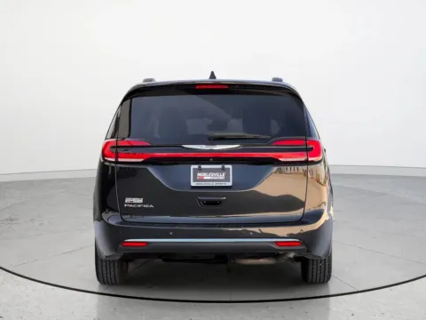 More photos of 2022 Chrysler Pacifica Touring L at Noblesville Imports, IN