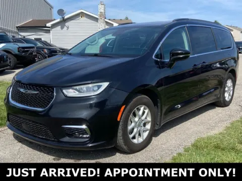 Black 2022 Chrysler Pacifica Touring L for sale in Noblesville, IN