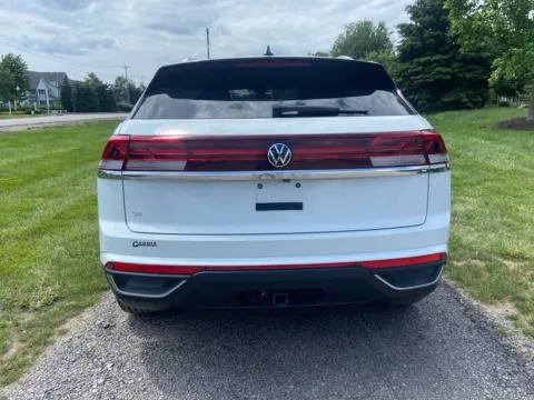 More photos of 2024 Volkswagen Atlas Cross Sport 2.0T SE w/Technology at Noblesville Imports, IN