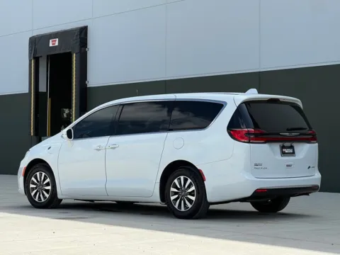 More photos of 2022 Chrysler Pacifica Hybrid Touring L at Noblesville Imports, IN