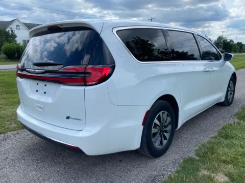 More photos of 2022 Chrysler Pacifica Hybrid Touring L at Noblesville Imports, IN