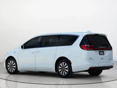 More photos of 2022 Chrysler Pacifica Hybrid Touring L at Noblesville Imports, IN