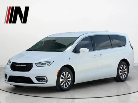 White 2022 Chrysler Pacifica Hybrid Touring L for sale in Noblesville, IN