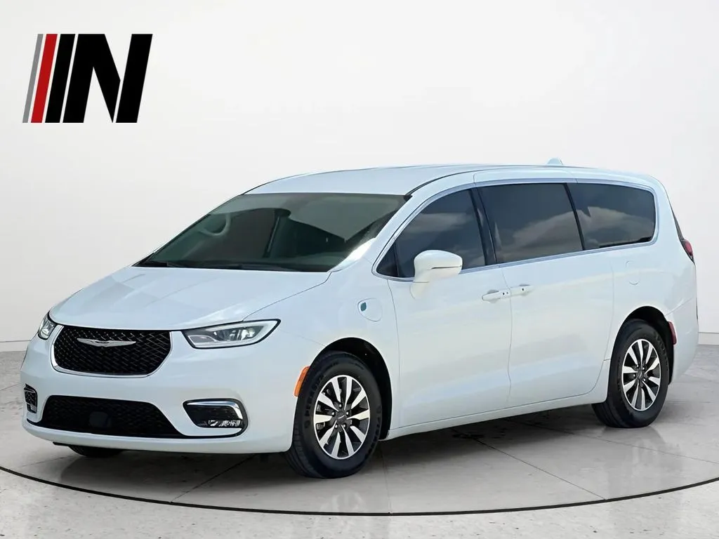 2022 Chrysler Pacifica Hybrid Touring L Hybrid's photo