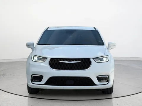 More photos of 2022 Chrysler Pacifica Hybrid Touring L at Noblesville Imports, IN