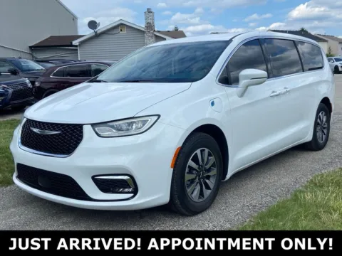 White 2022 Chrysler Pacifica Hybrid Touring L for sale in Noblesville, IN
