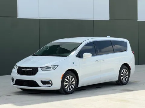 White 2022 Chrysler Pacifica Hybrid Touring L for sale in Noblesville, IN