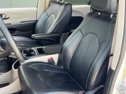 More photos of 2022 Chrysler Pacifica Hybrid Touring L at Noblesville Imports, IN
