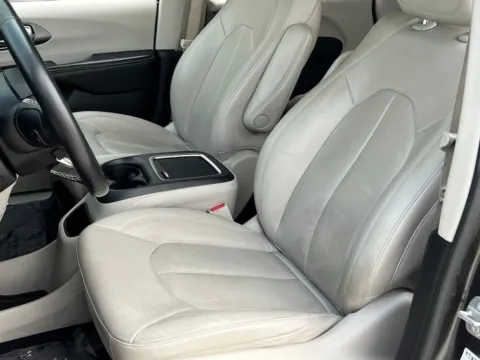 More photos of 2021 Chrysler Pacifica Touring L at Noblesville Imports, IN
