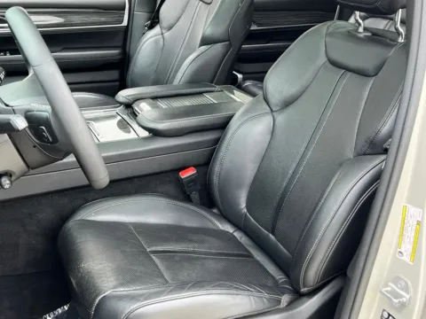 More photos of 2022 Jeep Wagoneer Series III at Noblesville Imports, IN