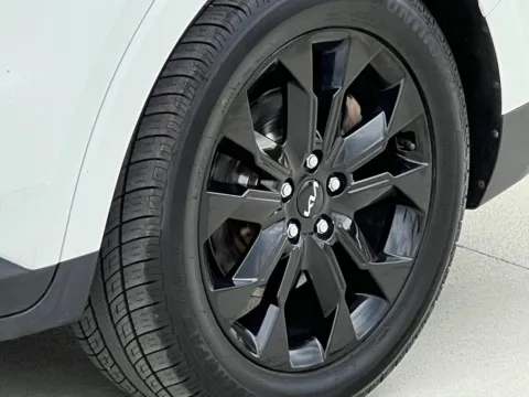 More photos of 2022 Kia Carnival SX Prestige at Noblesville Imports, IN