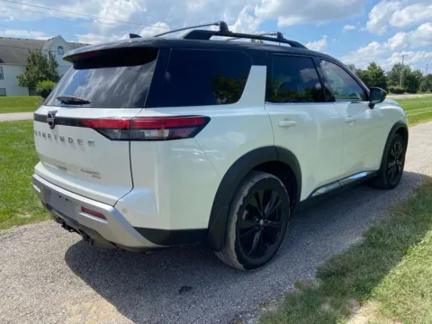 More photos of 2022 Nissan Pathfinder Platinum at Noblesville Imports, IN