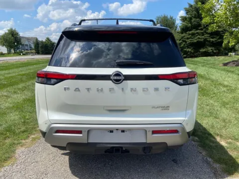 More photos of 2022 Nissan Pathfinder Platinum at Noblesville Imports, IN