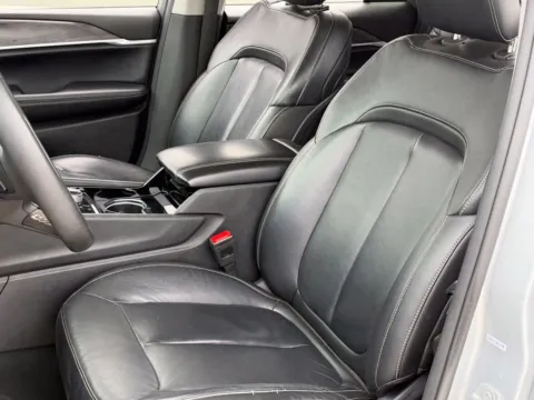 More photos of 2023 Jeep Grand Cherokee Limited at Noblesville Imports, IN