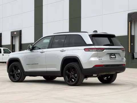 More photos of 2023 Jeep Grand Cherokee Limited at Noblesville Imports, IN