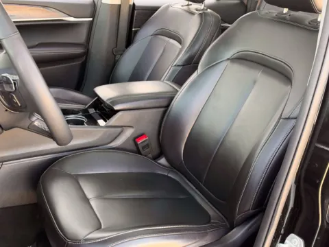 More photos of 2023 Jeep Grand Cherokee Limited at Noblesville Imports, IN
