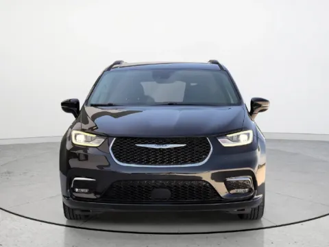 More photos of 2022 Chrysler Pacifica Touring L at Noblesville Imports, IN