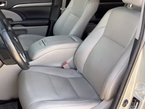 More photos of 2018 Toyota Highlander Limited at Noblesville Imports, IN